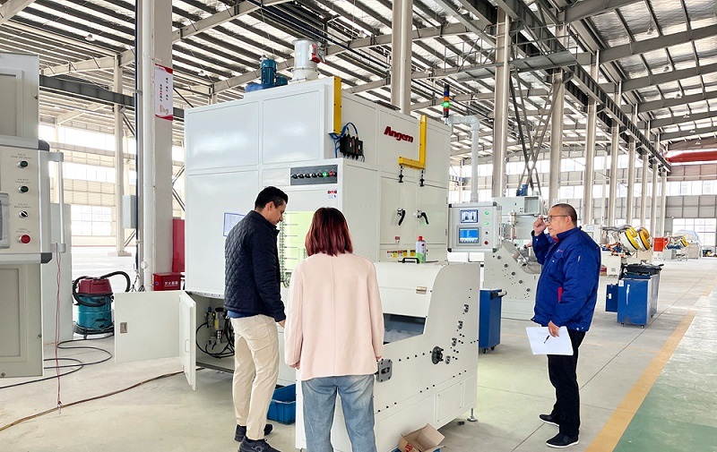 美國客戶驗收橡膠減震鏈?zhǔn)綕L膠機(jī) 考察涂裝磷化廢氣處理設(shè)備